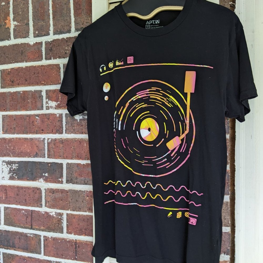 Black graphic T-Shirt with Colorful Music & Turntable Graphics Apt. 9 unisex M